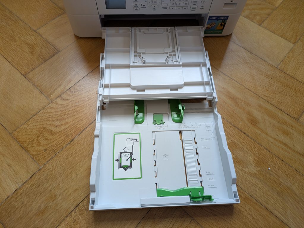 Brother MFC-J1010DW Multifunktionsdrucker mit geöffneter Papierkassette