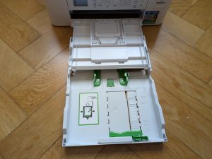 Brother MFC-J1010DW Multifunktionsdrucker mit geöffneter Papierkassette