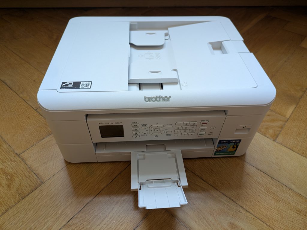 Brother MFC-J1010DW Multifunktionsdrucker von oben mit Auffangung