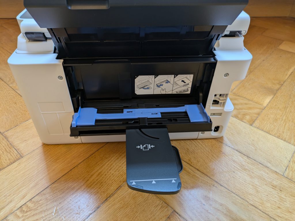 Canon Maxify GX4050 Multifunktionsdrucker von hinten mit Auswurf