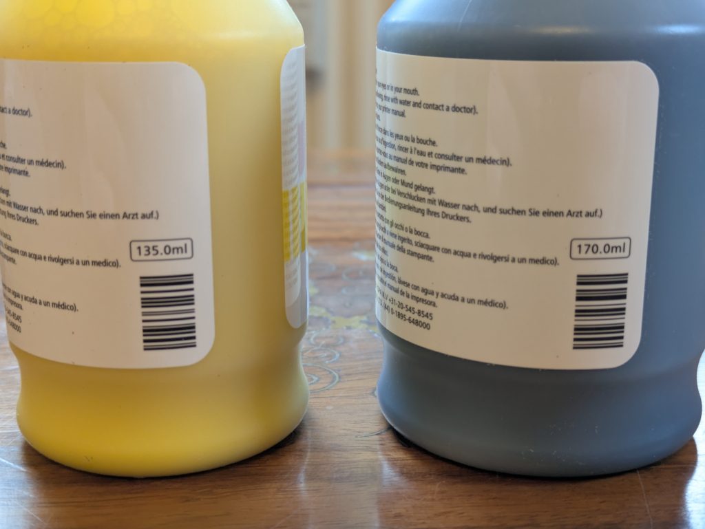 Farbflaschen des Canon Maxify GX4050 Multifunktionsdruckers im Lieferumfang Nahansicht