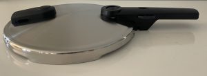 Fissler Vitaquick® Premium Schnellkochtopf Deckel von der Seite