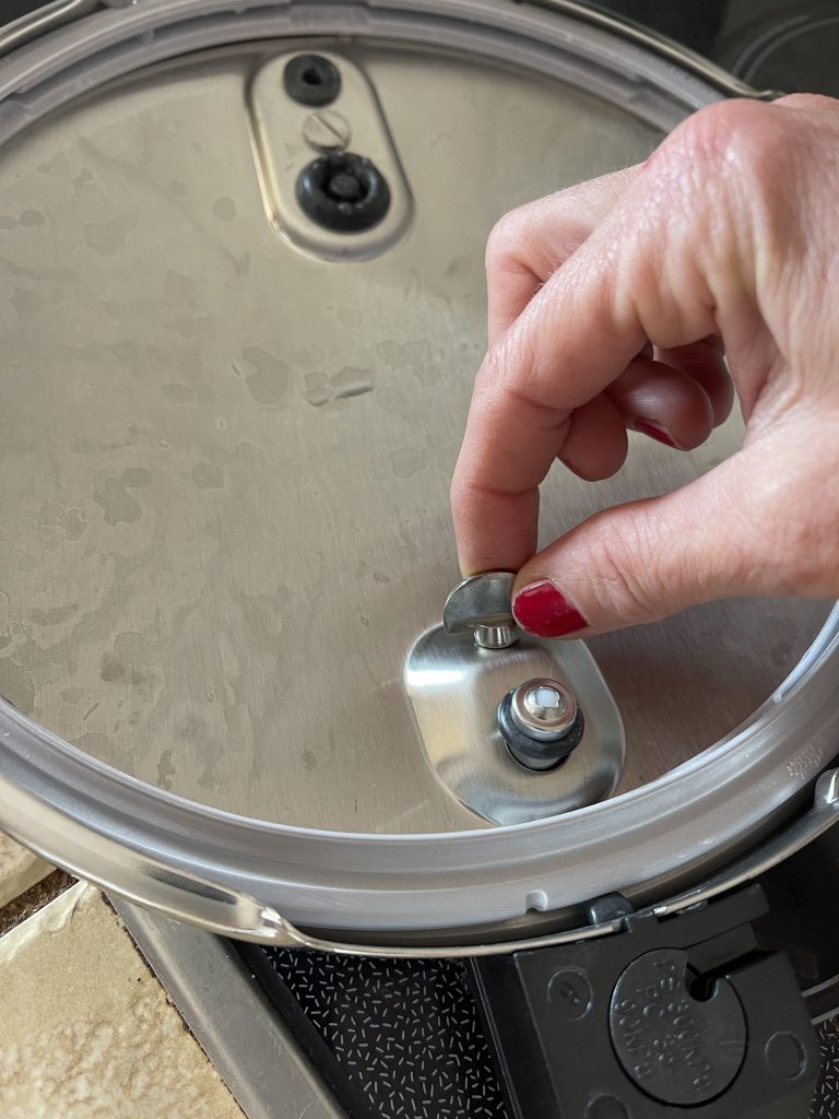 Fissler Vitaquick® Premium Schnellkochtopf Flügelschraibe zum Entfernen des Griffs