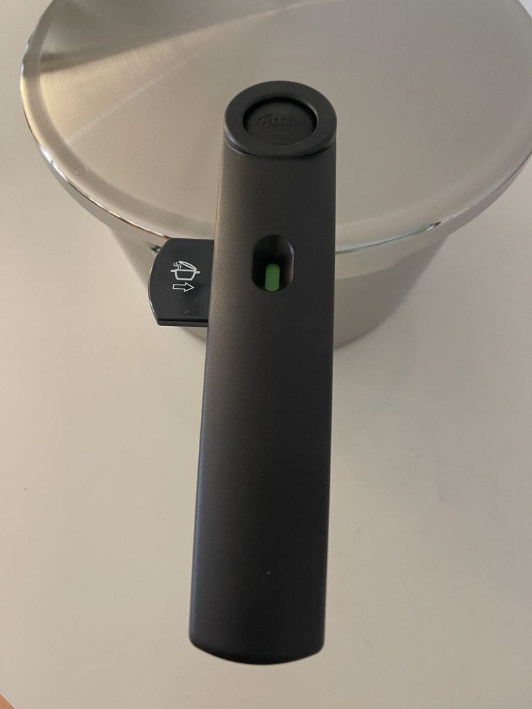 Fissler Vitaquick® Premium Schnellkochtopf Griff von oben