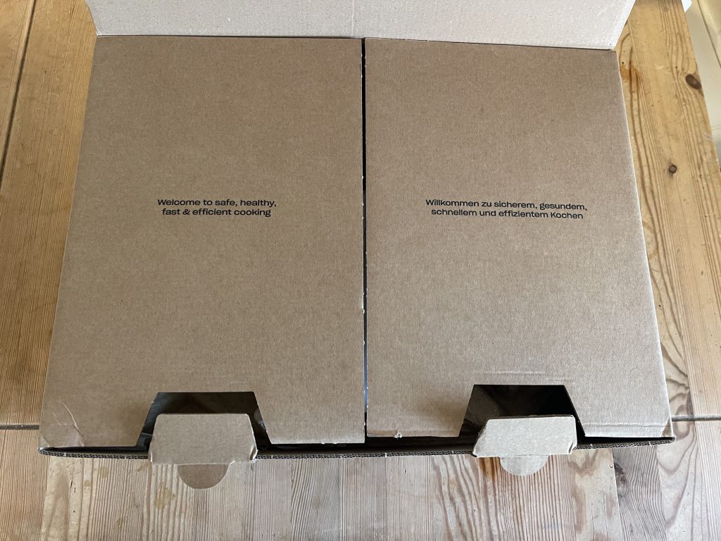 Fissler Vitaquick® Premium Schnellkochtopf Karton beim Öffnen