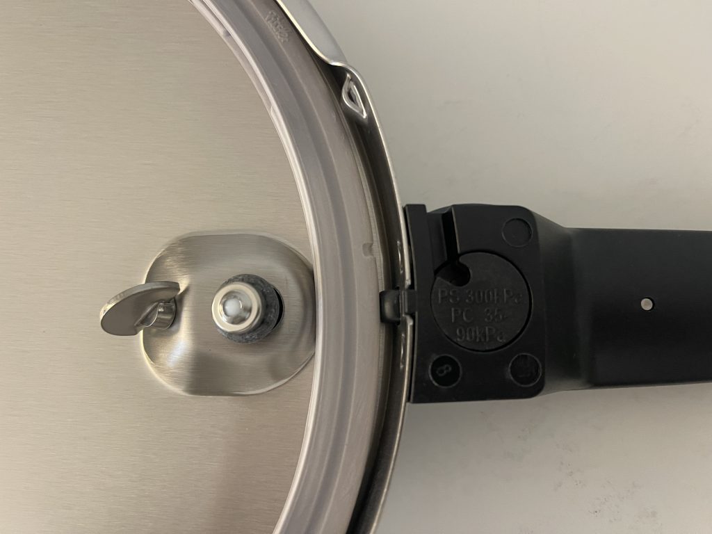 Fissler Vitaquick® Premium Schnellkochtopf Nahaufnahme Druckventil Deckel