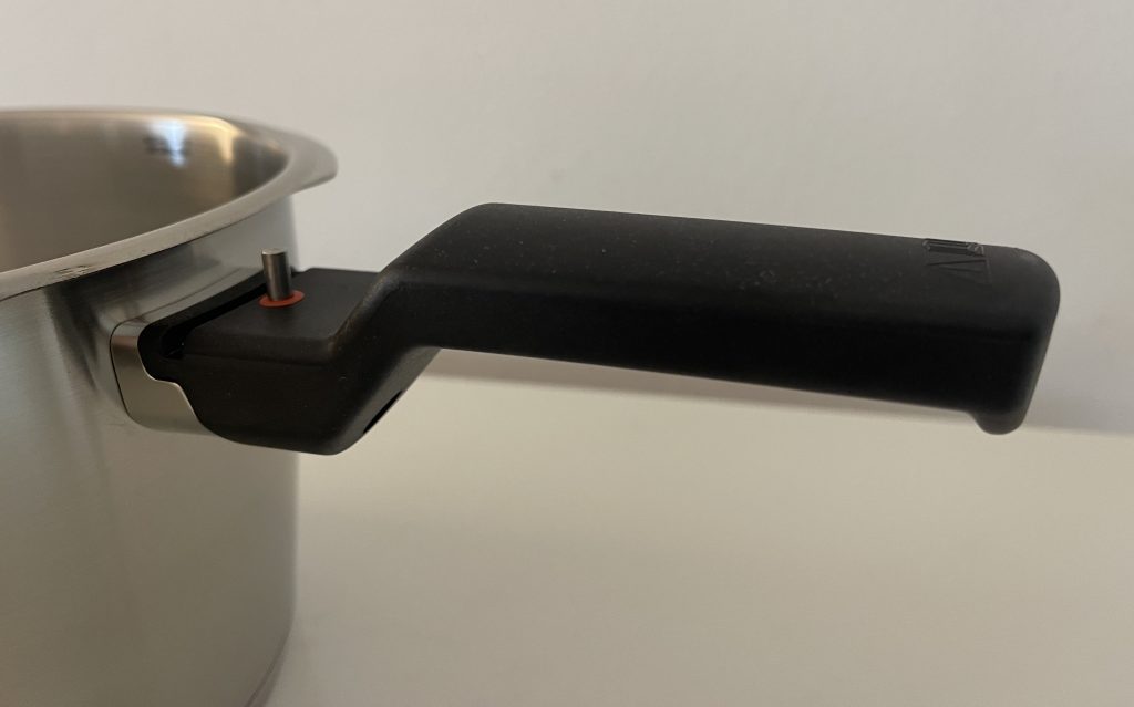 Fissler Vitaquick® Premium Schnellkochtopf Nahaufnahme Griff ohne Deckel