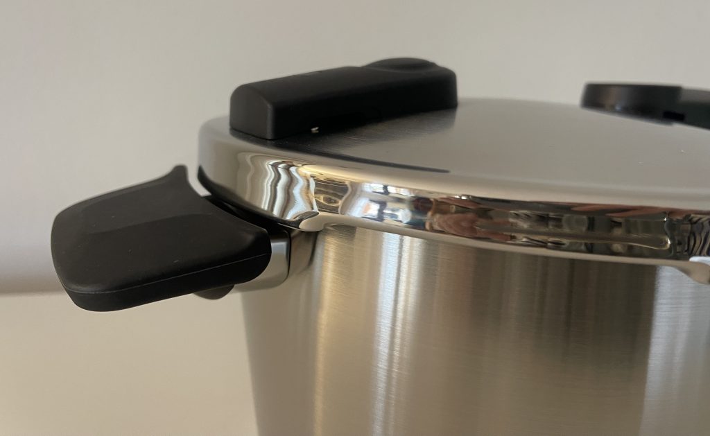 Fissler Vitaquick® Premium Schnellkochtopf Nahaufnahme Kurzgriff von der Seite
