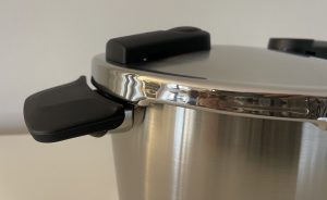 Fissler Vitaquick® Premium Schnellkochtopf Nahaufnahme Kurzgriff von der Seite