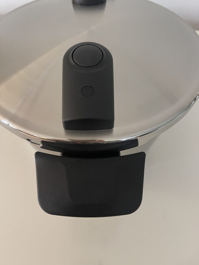 Fissler Vitaquick® Premium Schnellkochtopf Nahaufnahme Kurzgriff von oben