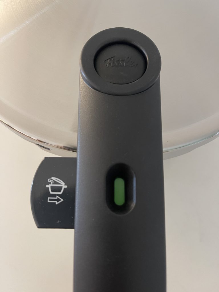 Fissler Vitaquick® Premium Schnellkochtopf Nahaufnahme Stielgriff von oben
