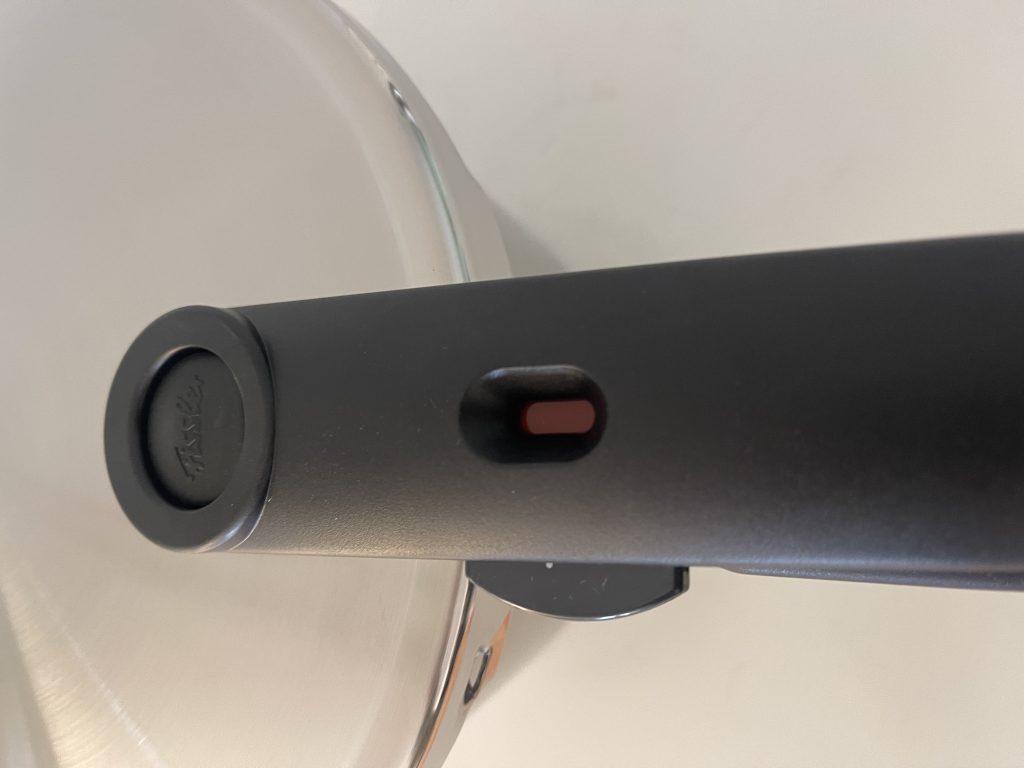 Fissler Vitaquick® Premium Schnellkochtopf Nahaufnahme Verriegelungsanzeige