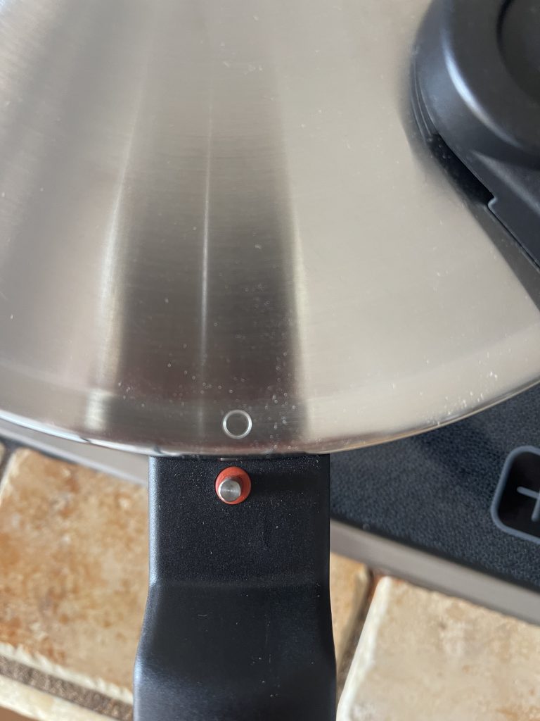 Fissler Vitaquick® Premium Schnellkochtopf Verriegelungshilfe Deckel (Kreis und roter Punkt)