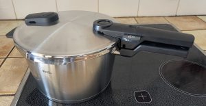 Fissler Vitaquick® Premium Schnellkochtopf auf dem Herd