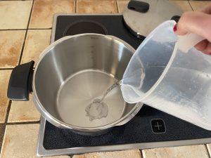 Fissler Vitaquick® Premium Schnellkochtopf beim Befüllen mit Wasser