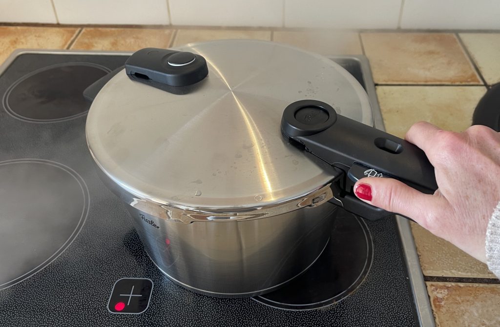 Fissler Vitaquick® Premium Schnellkochtopf beim Dampfablassen
