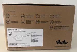 Fissler Vitaquick® Premium Schnellkochtopf im Karton Seitenansicht
