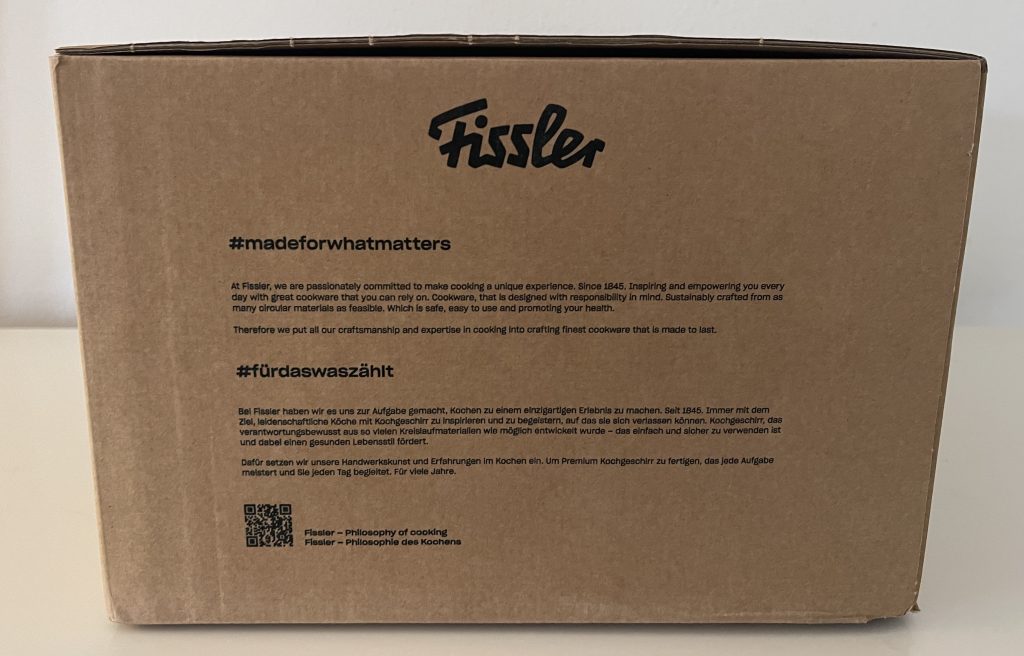 Fissler Vitaquick® Premium Schnellkochtopf im Karton von der Seite