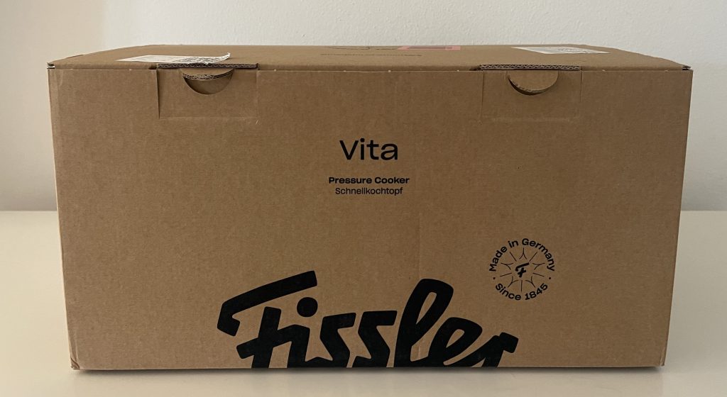 Fissler Vitaquick® Premium Schnellkochtopf im Karton von vorne