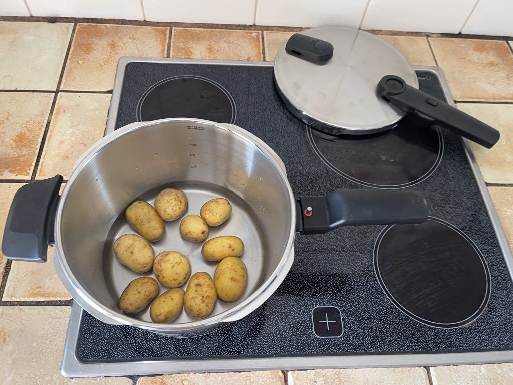 Fissler Vitaquick® Premium Schnellkochtopf vor dem Garen