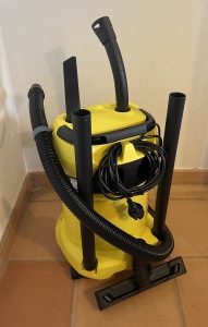 Kärcher WD 3 V-17/4/20 Nass-Trockensauger auseinandergebaut für ein kompaktes Verstauen