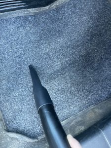 Kärcher WD 3 V-17/4/20 Nass-Trockensauger beim Saugen des Autos
