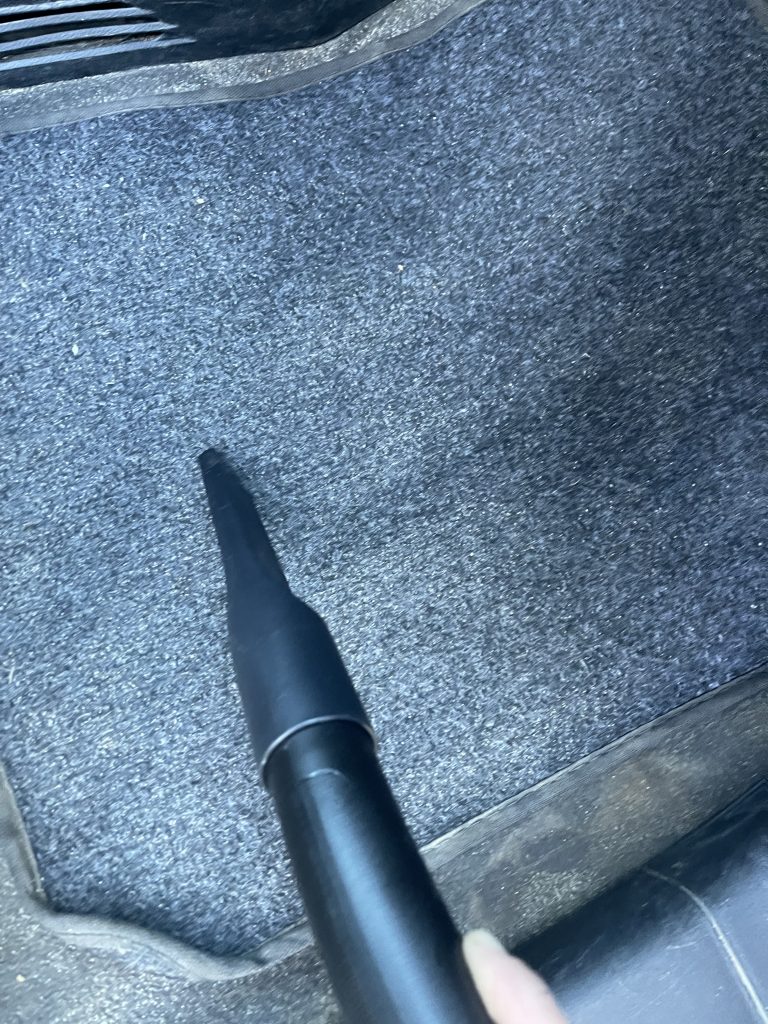 Kärcher WD 3 V-17/4/20 Nass-Trockensauger beim Saugen des Autos