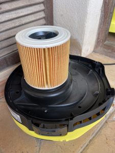Kärcher WD 3 V-17/4/20 Nass-Trockensauger mit aufgestecktem Filter im Deckel