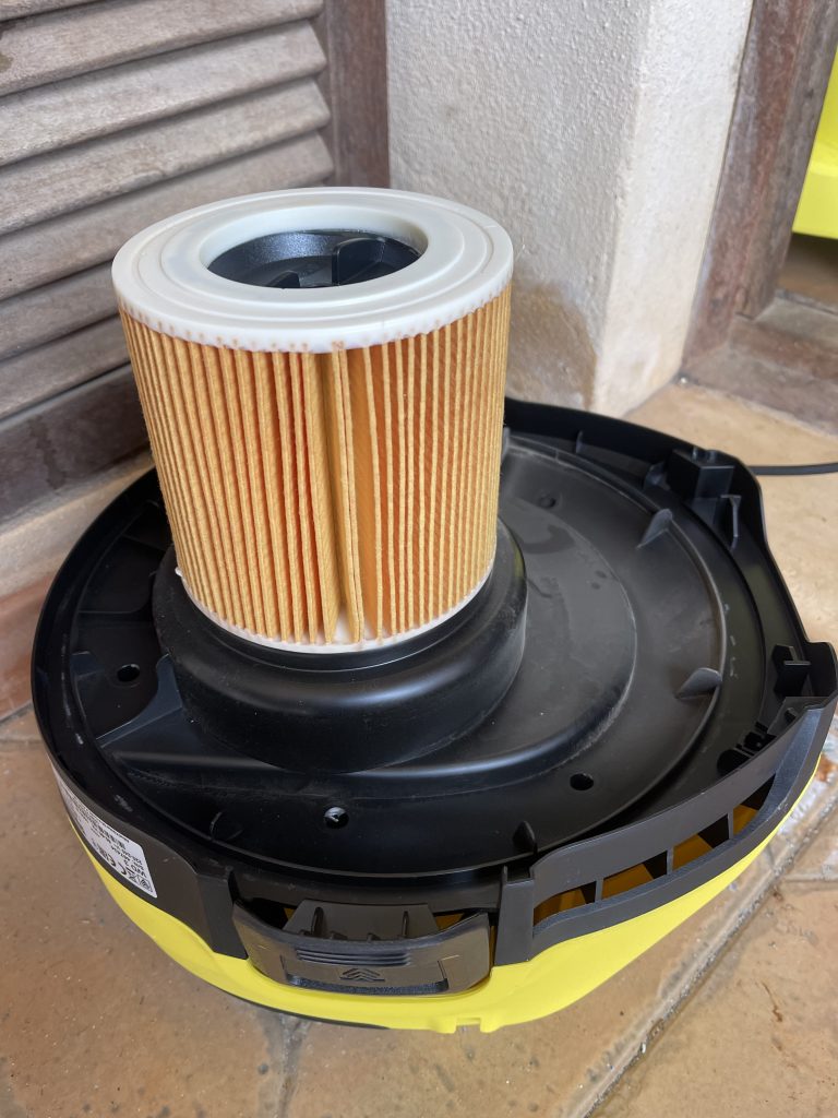 Kärcher WD 3 V-17/4/20 Nass-Trockensauger mit aufgestecktem Filter im Deckel
