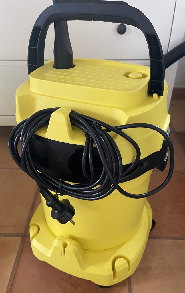 Kärcher WD 3 V-17/4/20 Nass-Trockensauger mit aufgewickeltem Kabel