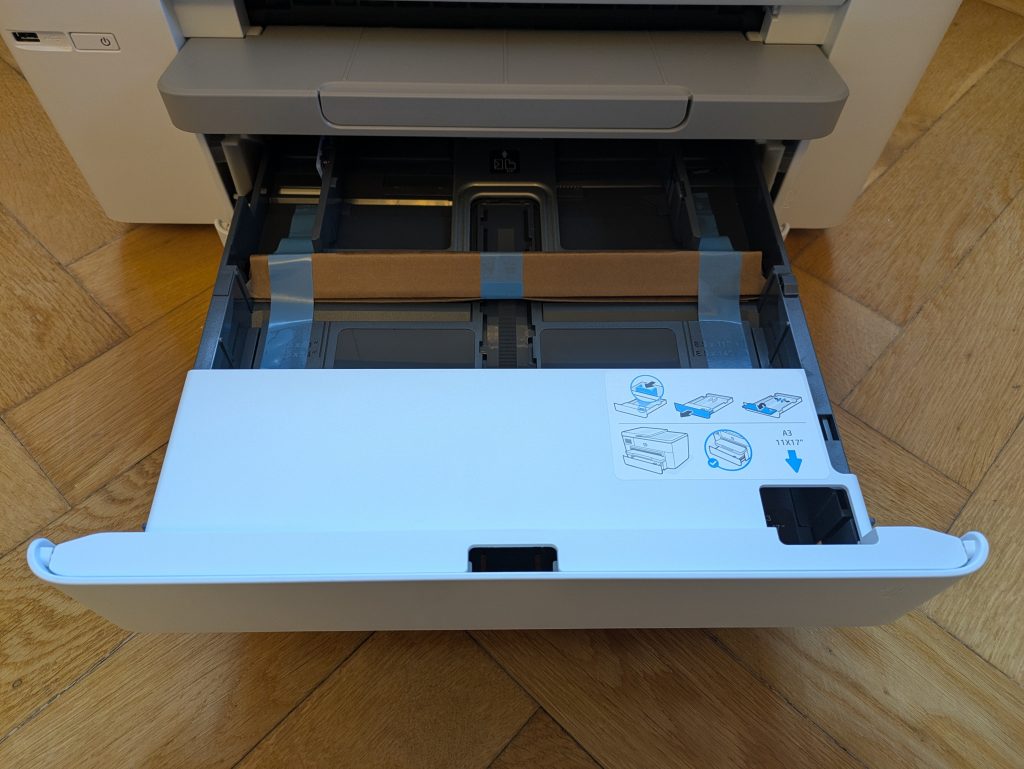 Papierkassette des HP OfficeJet Pro 9730e Multifunktionsdruckers mit Transportschutz