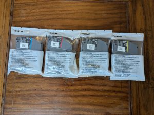 Patronen des Brother MFC-J1010DW Multifunktionsdruckers verpackt v2