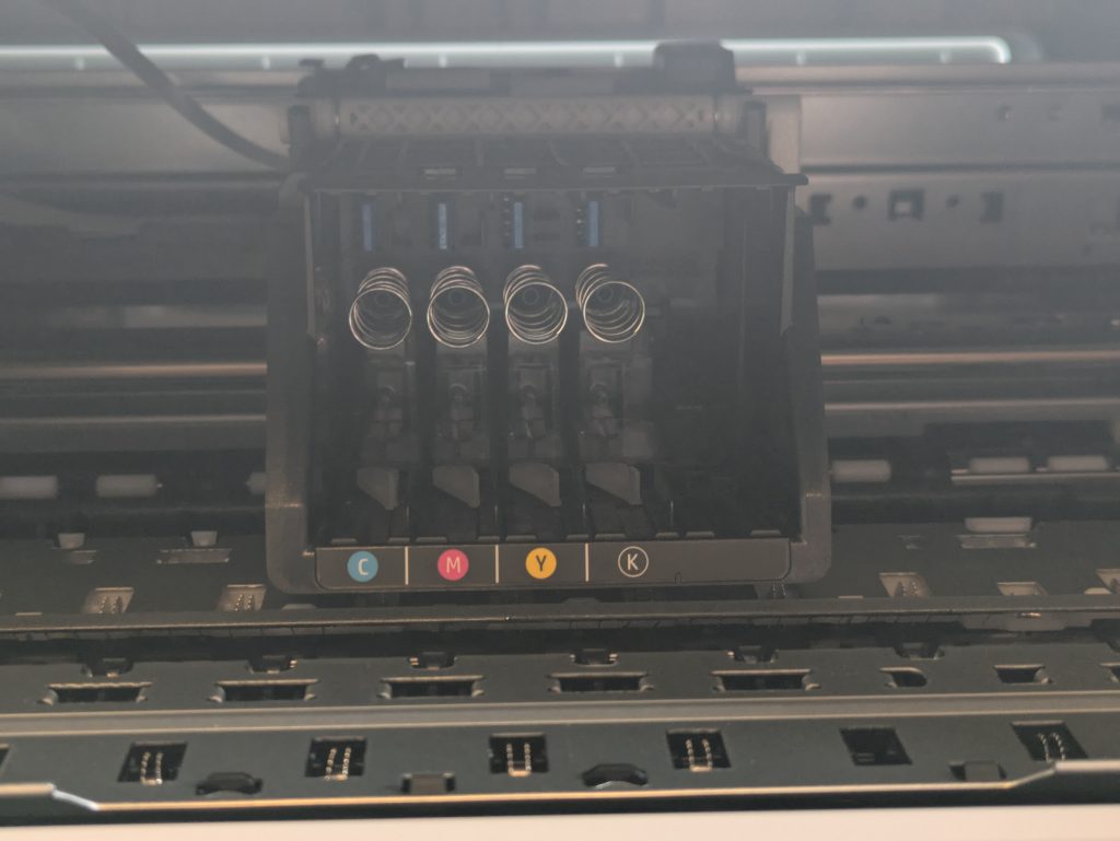 Patronen des HP OfficeJet Pro 9730e Multifunktionsdruckers eingebaut