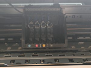 Patronen des HP OfficeJet Pro 9730e Multifunktionsdruckers eingebaut