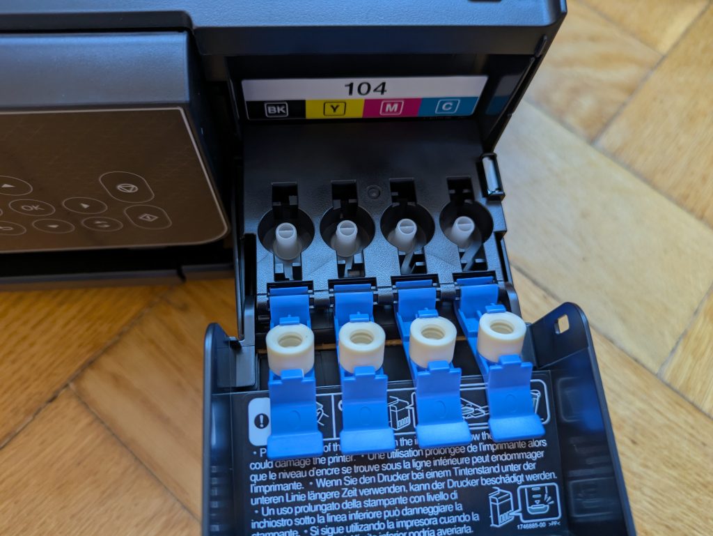 Tankverschluss des Epson EcoTank ET-2870 Multifunktionsdruckers geöffnet