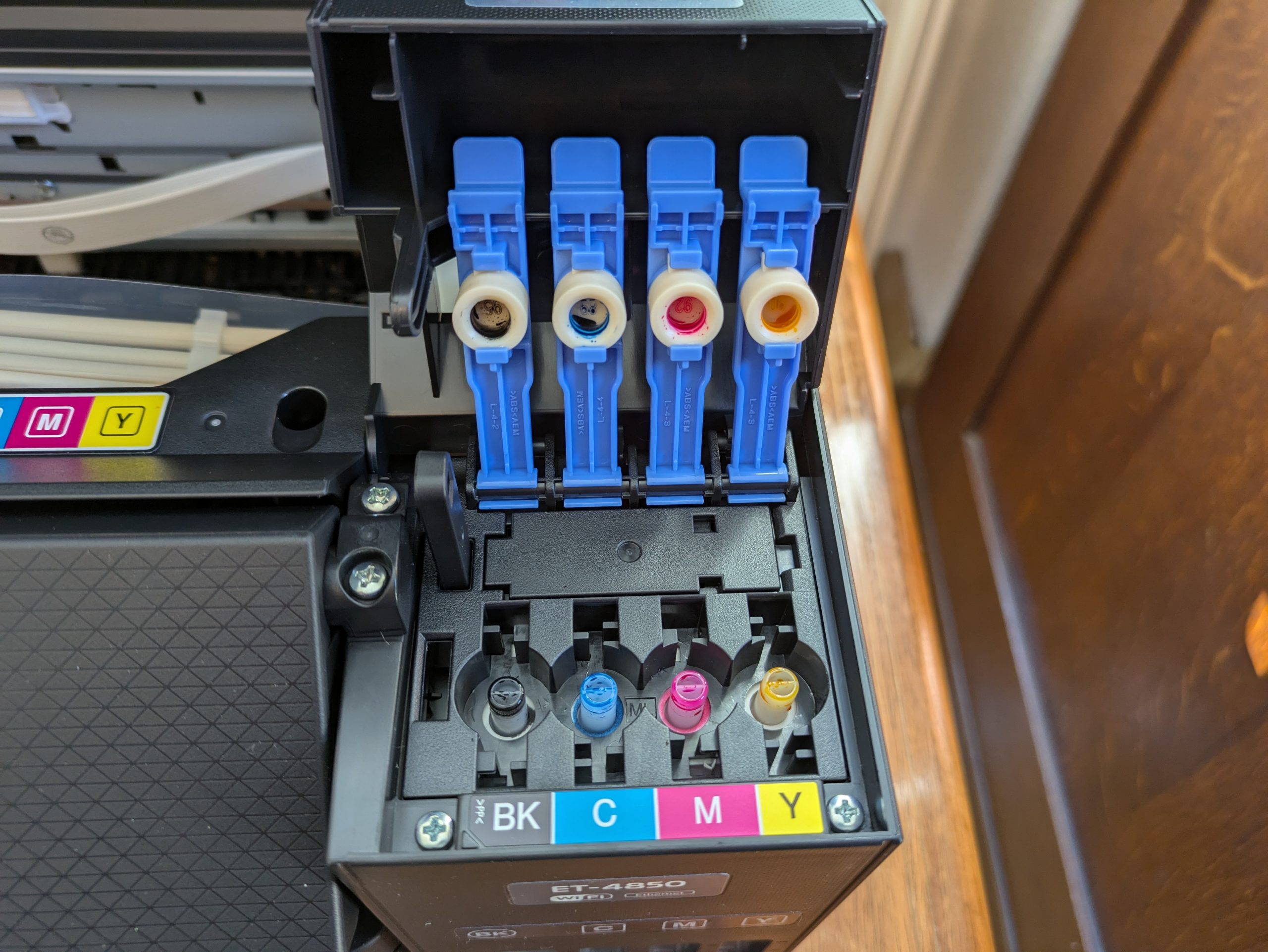 Tankverschluss des Epson EcoTank ET-4850 Multifunktionsdruckers geöffnet