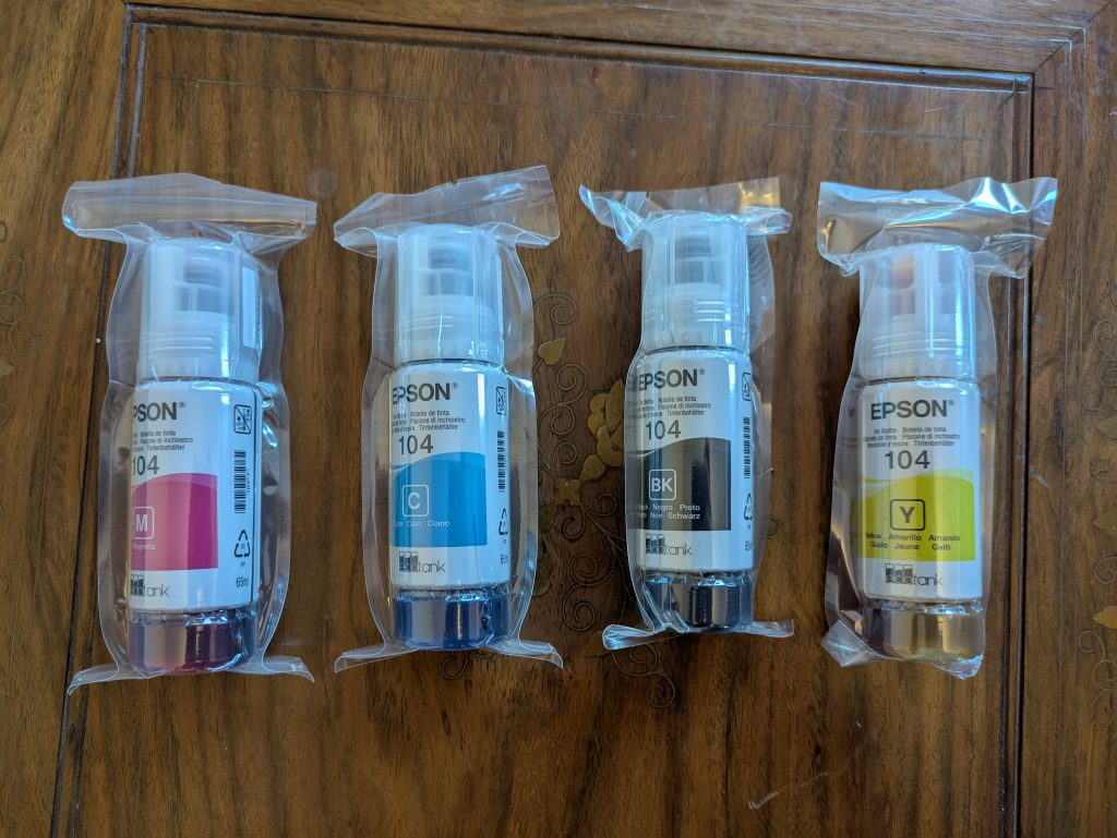 Tintenflaschen des Epson EcoTank ET-2870 Multifunktionsdruckers verpackt