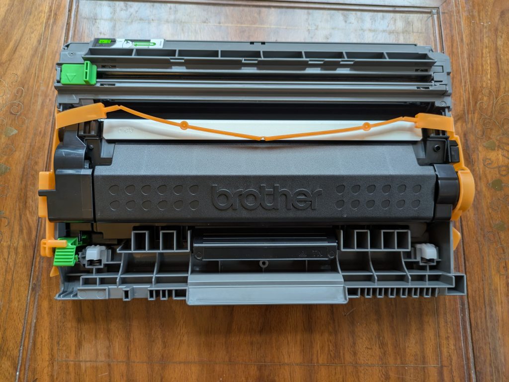 Toner des Brother DCP-L2550DN Multifunktionsdruckers ausgepackt
