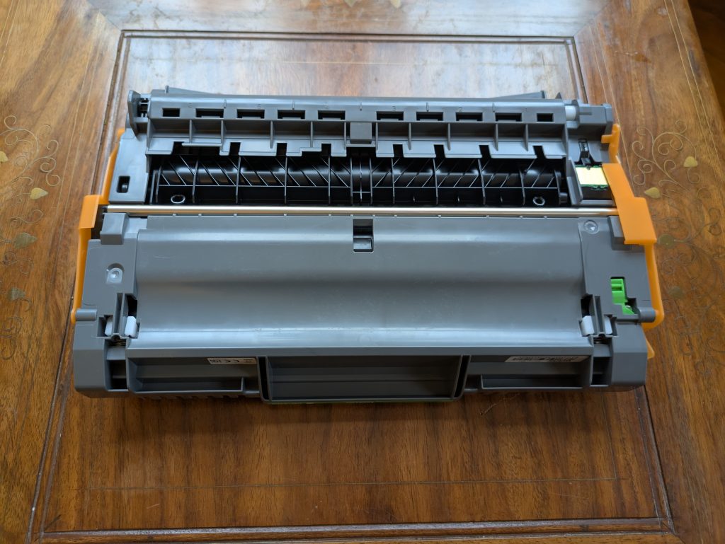 Toner des Brother DCP-L2550DN Multifunktionsdruckers ausgepackt, Rückseite