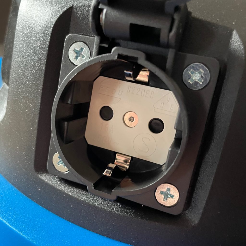 Vacmaster VQ1530SFDC Nass-Trockensauger Steckdose geöffnet