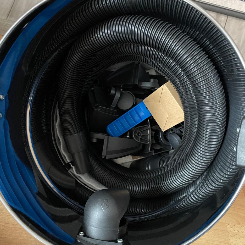 Vacmaster VQ1530SFDC Nass-Trockensauger Zubehör verstaut