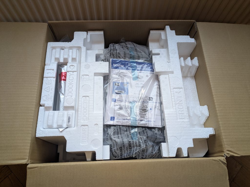 Verpackung des Brother DCP-L2550DN Multifunktionsdruckers geöffnet