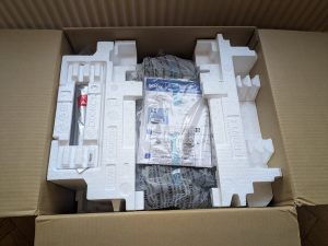 Verpackung des Brother DCP-L2550DN Multifunktionsdruckers geöffnet