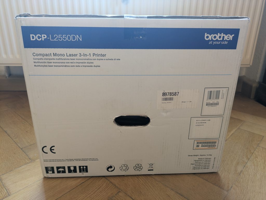 Verpackung des Brother DCP-L2550DN Multifunktionsdruckers von Links