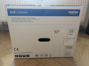 Verpackung des Brother DCP-L2550DN Multifunktionsdruckers von Links