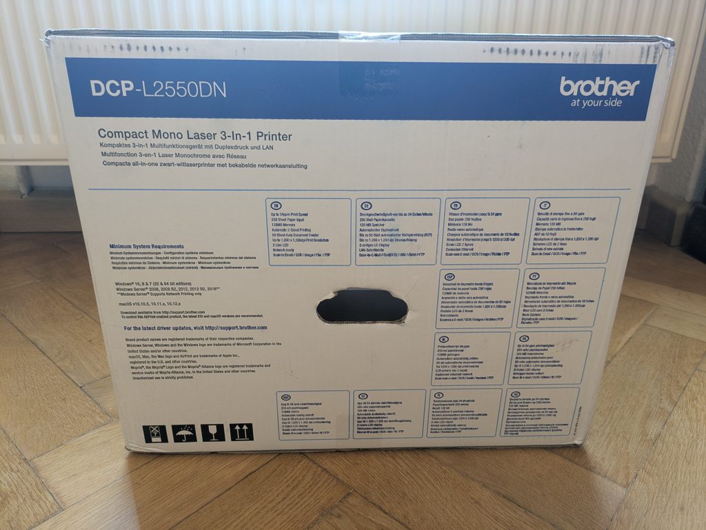 Verpackung des Brother DCP-L2550DN Multifunktionsdruckers von Rechts