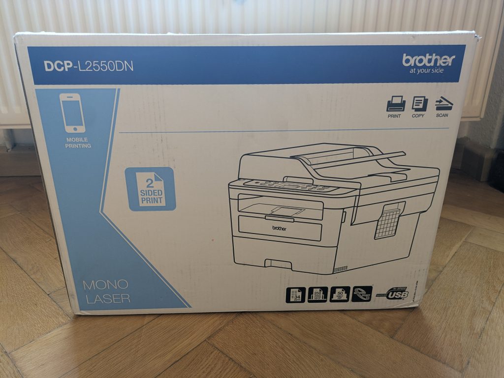 Verpackung des Brother DCP-L2550DN Multifunktionsdruckers von hinten