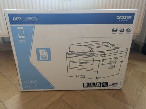 Verpackung des Brother DCP-L2550DN Multifunktionsdruckers von hinten