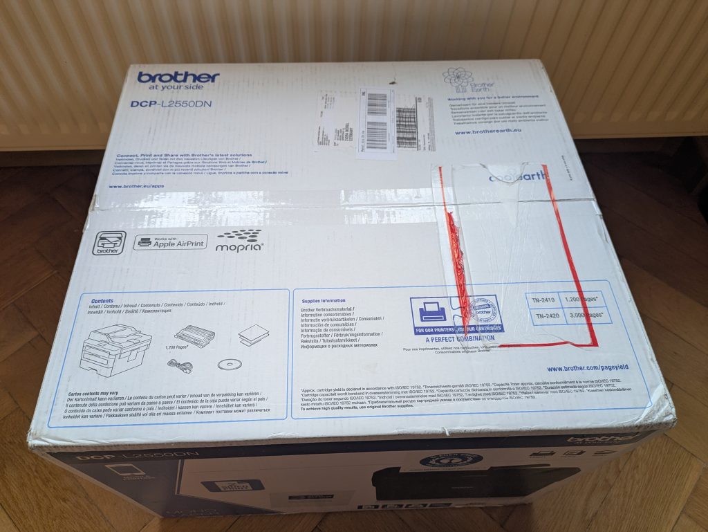 Verpackung des Brother DCP-L2550DN Multifunktionsdruckers von oben