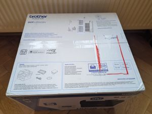 Verpackung des Brother DCP-L2550DN Multifunktionsdruckers von oben